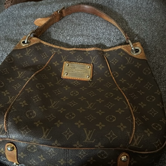 Authentic Louis Vuitton ladies bag in good condition, and recently cleaned. - Picture 3 of 11